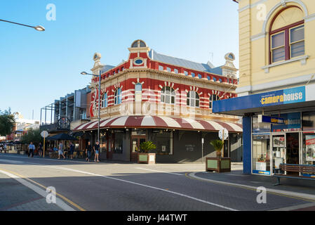 FREMANTLE, AUSTRALIE - 10 décembre 2015 Fremantle. Les touristes en face de the Coffee Club sur le marché, l'appareil photo de ST VALENTIN CHAMBRE à Fremantle, Perth Banque D'Images