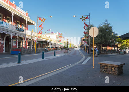 FREMANTLE, AUSTRALIE - 10 décembre 2015 Fremantle. Nouveau Port Hotel de l'avant-plan, les piétons devant les boutiques du marché ST. Perth Banque D'Images