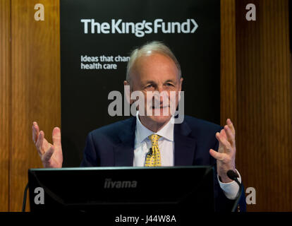 Chris Ham, chef de l'exécutif de la Kings Fonds donne un discours à des professionnels de la santé Banque D'Images