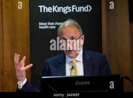 Chris Ham, chef de l'exécutif de la Kings Fonds donne un discours à des professionnels de la santé Banque D'Images