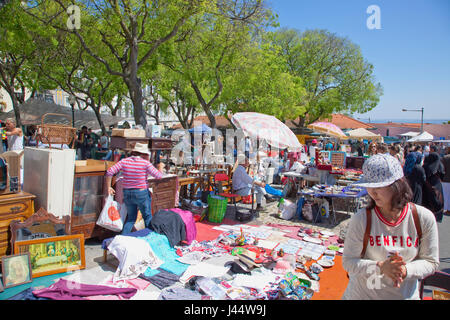 Le Portugal, l'estredmadura, Lisbonne, Alfama, marché aux puces de Feira da Ladra ou des voleurs dans le marché Campo Santa Clara. Banque D'Images