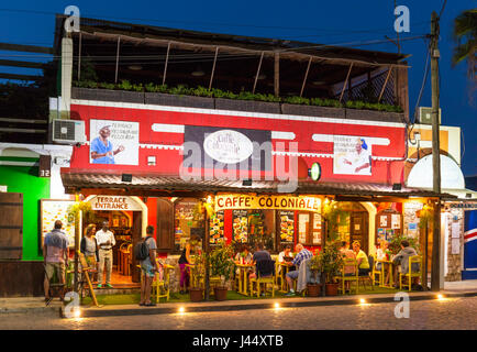 Cap vert SAL Touristes manger dehors au Caffe Coloniale, rue Main, Rua 1 de Março, Praca Central, Santa Maria, île de Sal, Cap-Vert, Afrique Banque D'Images