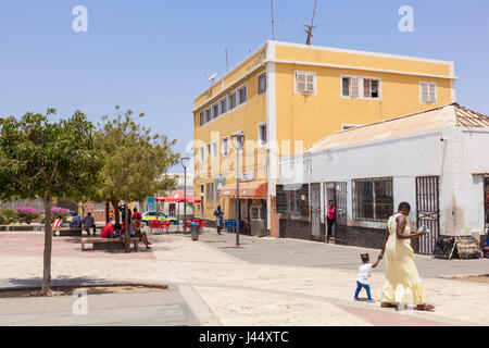 Cap vert SAL place principale avec la population locale dans la capitale Espargos, Santa Maria, île de Sal, Cap-Vert, Afrique Banque D'Images