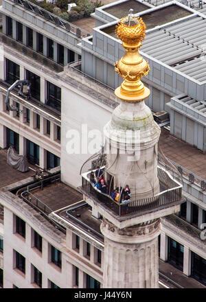 La colonne commémorative Monument au Grand Incendie de Londres conçu par Christopher Wren vu de dessus Banque D'Images