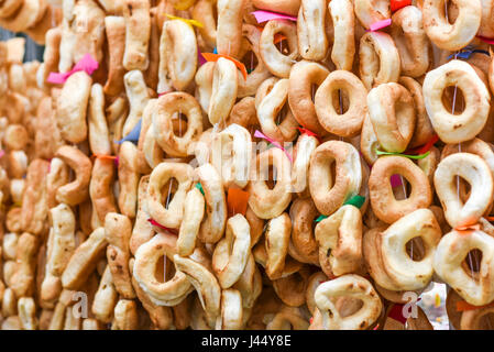 Beaucoup de bagels blanc accroché dans un marché Banque D'Images