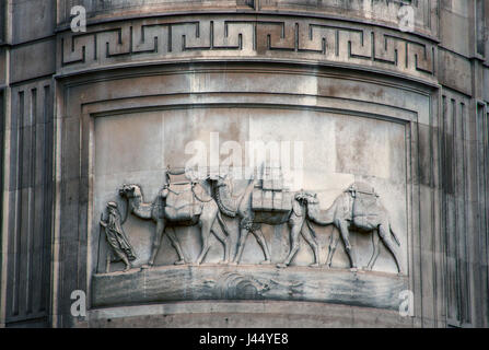 Sculpture d'un homme de secours menant trois chameaux middle eastern figure peut-être T E laurence building à Londres Banque D'Images