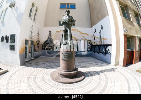 Samara, Russie - Mai 6, 2017 : Monument à près d'un ingénieur russe de l'université technique à Samara, Russie Banque D'Images