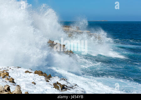 Antigua, Océan Atlantique littoral rocheux avec vagues blanc Banque D'Images