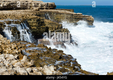 Antigua, Océan Atlantique littoral rocheux avec vagues blanc Banque D'Images