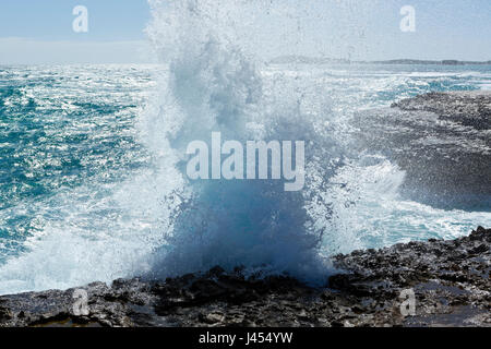 Antigua, Océan Atlantique littoral rocheux avec vagues blanc Banque D'Images