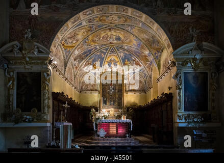 Les belles peintures et fresques du sanctuaire de la Santissima Trinità de Casnigo, Val Seriana, province de Bergame, Lombardie, Italie. Banque D'Images