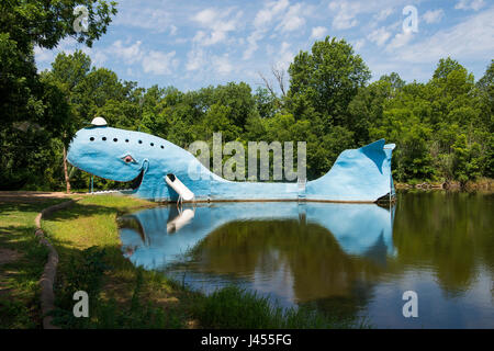 Catoosa, Oklahoma - 7 juillet 2014 : vue sur la célèbre route des attractions Blue Whale Catoosa le long de la célèbre Route 66 dans l'état de l'Oklahoma, Banque D'Images