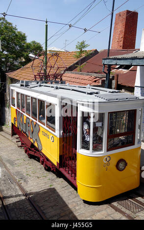 Funiculaire Elevador Ascensor do Lavra, transport public sur colline raide à Lisbonne, Portugal Banque D'Images