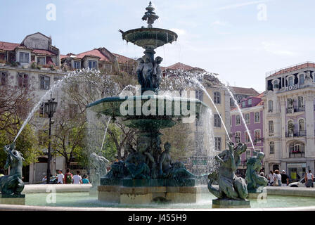 Statue en bronze de type Pedro IV , sur de hautes colonnes corinthiennes en pierre, sur la place Rossio, Praça de Dom Pedro IV, Lisbonne, Portugal Banque D'Images