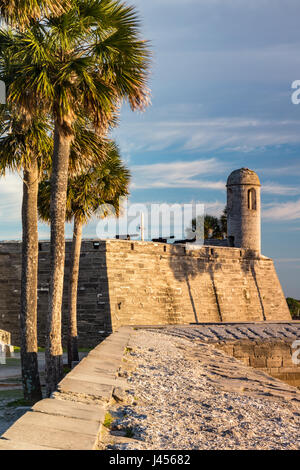 Castillo de San Marcos National Monument baigné de lumière tôt le matin, Saint Augustine, Floride Banque D'Images