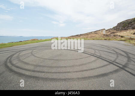Marques de dérapage des pneus voiture beigne à vue, Saint-péninsule, Wester Ross, les Highlands écossais, UK Banque D'Images
