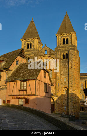 Un mode portrait au crépuscule de l'église de Sainte Foy à Conques, Occitanie, France. Banque D'Images