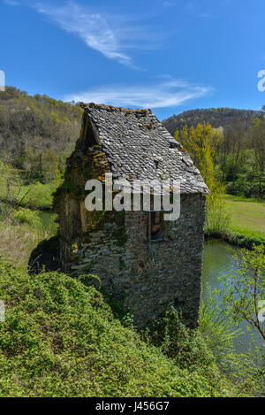 Un mode portrait au crépuscule de l'église de Sainte Foy à Conques, Occitanie, France. Banque D'Images