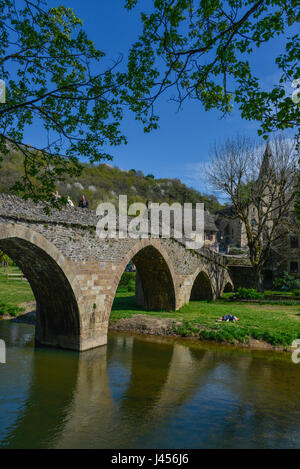 Le village médiéval de Belcastel avec l'arche Pont Vieux qui enjambe la rivière Aveyron. Occitanie, France. Banque D'Images