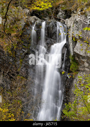 Cascade de Lago Verde, dans le nord de la Toscane, Italie. Juste des arbres se colorer de vert. Effet d'eau douce. Banque D'Images