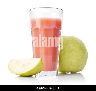 Verre de Smoothie Goyave goyave avec fruit isolé sur fond blanc Banque D'Images