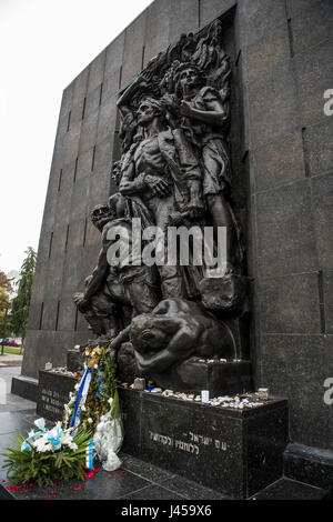 Le Monument des Héros du Ghetto de Varsovie, dans le domaine qui était auparavant une partie du Ghetto de Varsovie où le premier affrontement armé a eu lieu. Banque D'Images