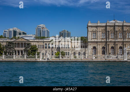 Vue sur le palais de Dolmabahce du Bosphore, Istanbul, Turquie Banque D'Images