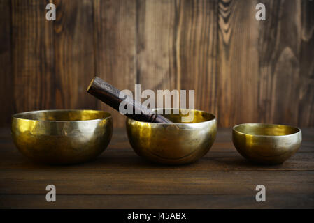 Bols tibétains fabriqués avec des bâtons sur fond de bois Banque D'Images