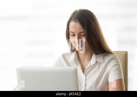 Jolie femme communique avec les amis dans Internet Banque D'Images