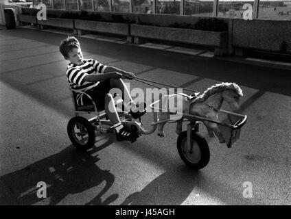 AJAXNETPHOTO. 1996. LE TOUQUET, FRANCE. Char - RACER - JEUNE SUR UN CHAR PAR PÉDALE BUGGY SUR LA PROMENADE. PHOTO:JONATHAN EASTLAND/AJAX REF:960308 Banque D'Images