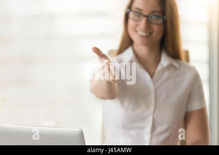 Friendly businesswoman offrant handshake Banque D'Images