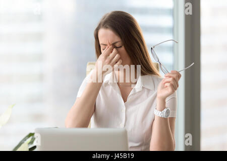 Femme gêne de long portant des lunettes Banque D'Images