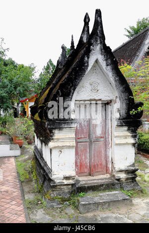 Bâtiment de stockage avec toit à deux niveaux à côté de la carte sim-salle de l'assemblée. Wat Sulinthaham-Monastery Chum Khong du noyau de l'Gong construit en 1843 par ad.P Banque D'Images