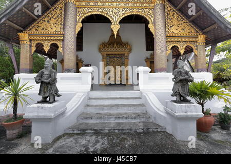 Entrée principale de l'Sim-Viharn Assembly-Congregation-hall of Wat Chum Khong monastère. Pignons sculptés avec des motifs floraux de bois doré inscriptions Banque D'Images