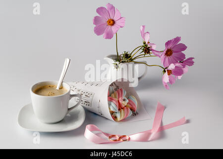 Décoration de mariage. Guimauve torsadée sur fond blanc et sac paped avec tasse de café Banque D'Images