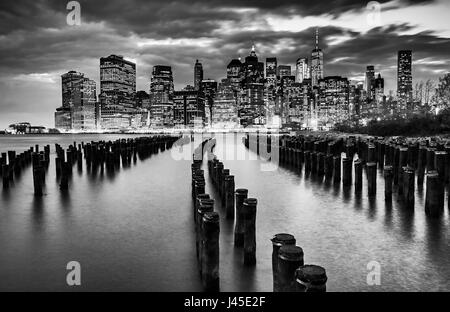 New York City skyline avec pieux en bois, noir et blanc Banque D'Images