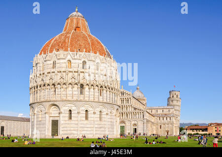 Le baptistère (battistero), Pise Cathédrale (Duomo) et de la Tour de Pise (Torre Pendente) sur la Place des Miracles (Campo dei Miracoli) Banque D'Images