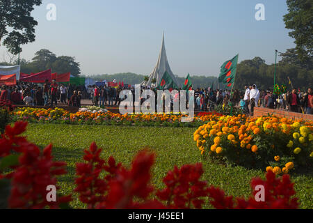 Les gens rendent hommage au National Memorial Tower ou Jatiya Smriti Shoudha à Savar sur jour de la victoire. Dhaka, Bangladesh. Banque D'Images