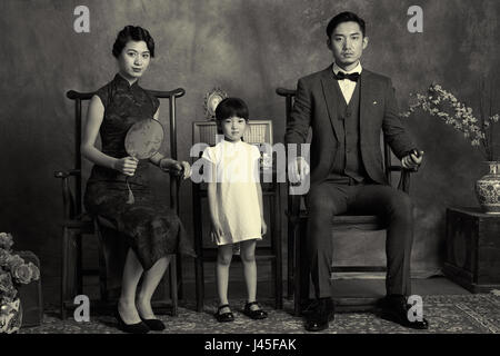 Style classique d'une famille de trois photo Banque D'Images
