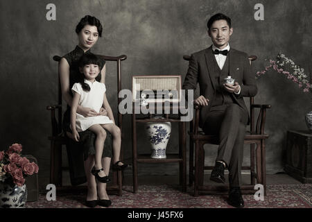 Style classique d'une famille de trois photo Banque D'Images