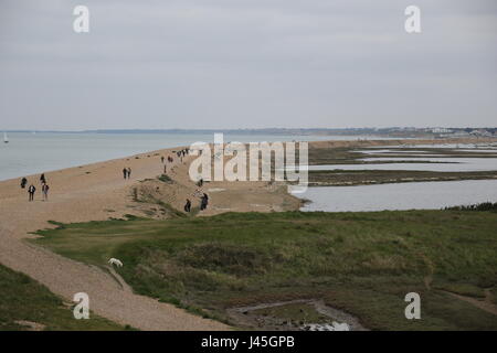 Les promeneurs, les visiteurs et les collecteurs sur Hurst banque bardeaux à Milford, Hampshire, Angleterre Banque D'Images