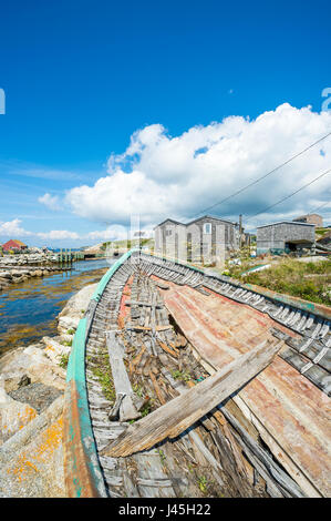 Bateau de pêche en bois délabrées repose sur un rocher dans le village traditionnel de pêcheurs de Peggy's Cove, à l'extérieur de Halifax, Nouvelle-Écosse, Canada Banque D'Images