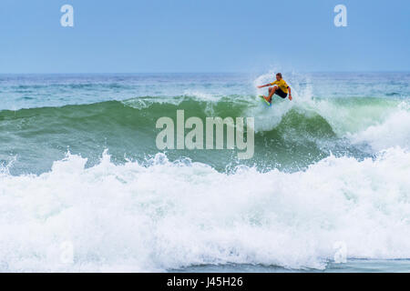 Circonscription Surfer une vague énorme pendant la compétition de surf à Lacanau, France Banque D'Images