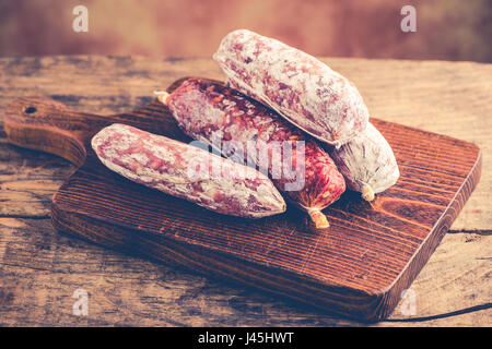 Le salami sur table rustique - concept de cuisine italienne Banque D'Images