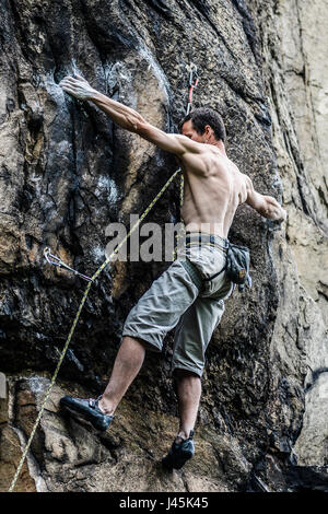 Young male climber conduisant un itinéraire sur un rocher. Sokoliki, Pologne Banque D'Images