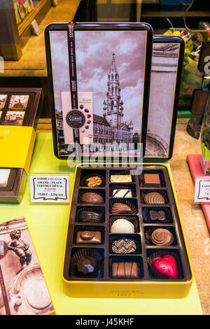 Le chocolat et les pralines à l'écran dans une boutique de chocolat à Bruxelles, Belgique Banque D'Images