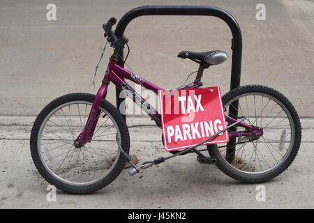 Taxe parking signe sur la publicité de vélo taxe comptable affaires Banque D'Images