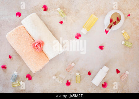 Spa Nature morte avec roses beauté produits de soins de la peau. Vue de dessus, l'espace vierge, surface rustique Banque D'Images