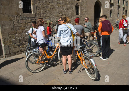 Les groupes de touristes à bicyclette au Grand Palais Royal de Barcelone Espagne ES EU Banque D'Images