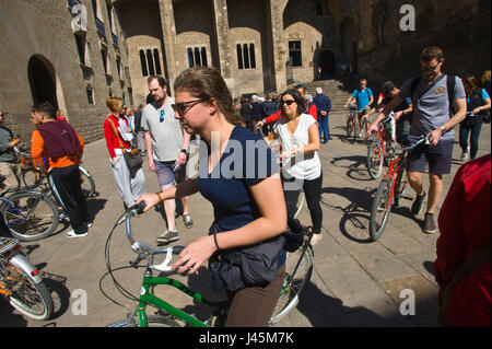 Les groupes de touristes à bicyclette au Grand Palais Royal de Barcelone Espagne ES EU Banque D'Images